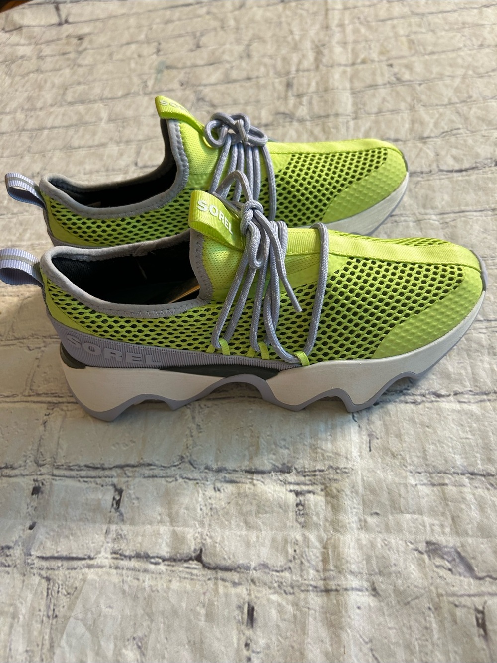 SOREL KINETIC IMPACT 11 LACE-UP NEON AND GREY/WHITE SNEAKERS WOMEN’S SIZE 7.5 - Picture 2 of 11